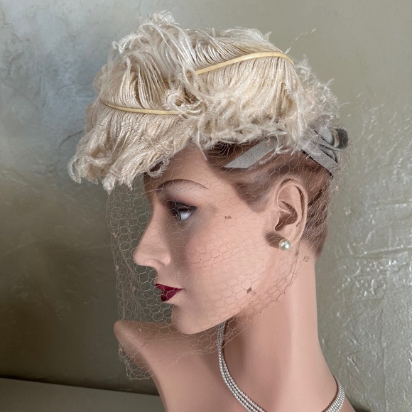 DELIGHTFUL 1940s\' TAUPE TILT HAT - LARGE BEIGE OSTRICH FEATHERS, BROOCH & VEIL main image 10
